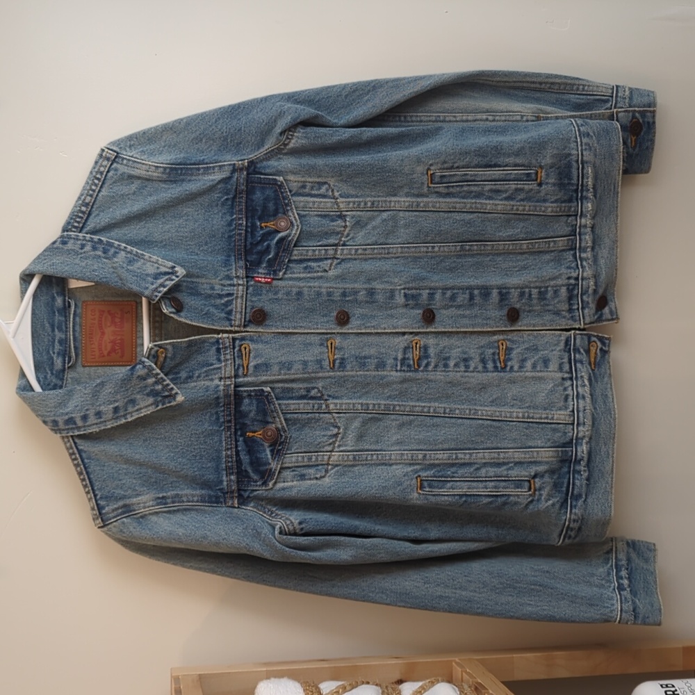 NWOT Levi's boyfriend denim jacket size small
